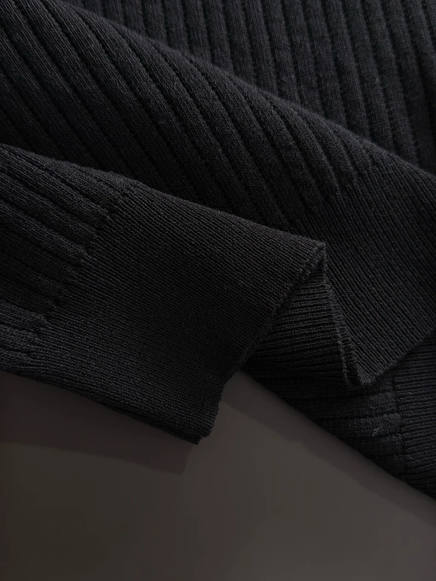 Next day shipment LP high quality Loro Piana 26ss New Arrival men's short-sleeved T-shirt Made of combed cotton yarn knitted cotton fabric, no pressure when entering and exiting the counter Exclusive control of raw materials It feels substantial when weighed, and the upper body is more textured than ordinary T-shirts. This texture can cope with the weather easily and is suitable for both hot and cold! Loose fit design, looks noble. The only correct version is available Size: M to XXXL